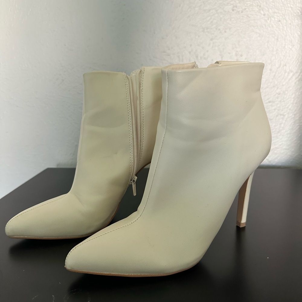 BCBG Generation Cream Pointed Toe Ankle Booties – Size 7 🤍